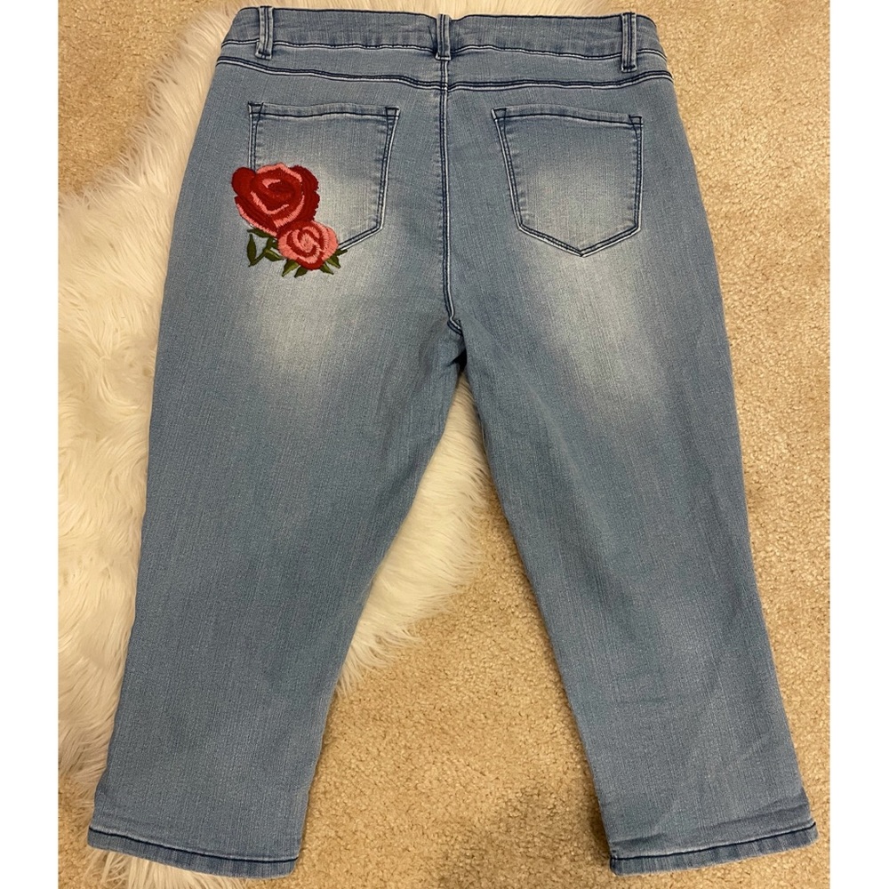 • Cropped Jeans • - Picture 2 of 6